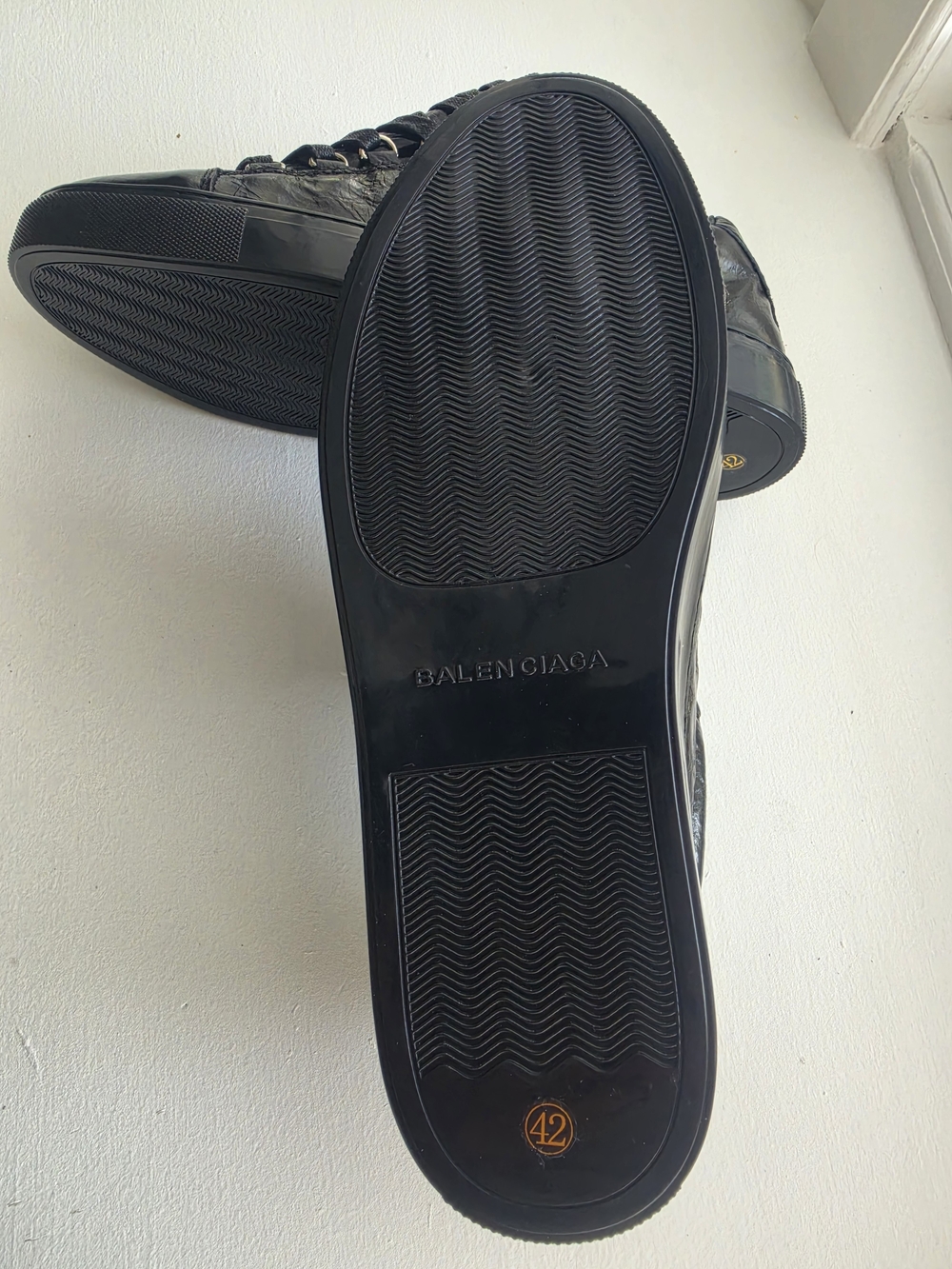 Men's Black Leather Low-Top Sneakers with Embellished Lace Bar (BALENCIAGA) - Picture 6 of 7